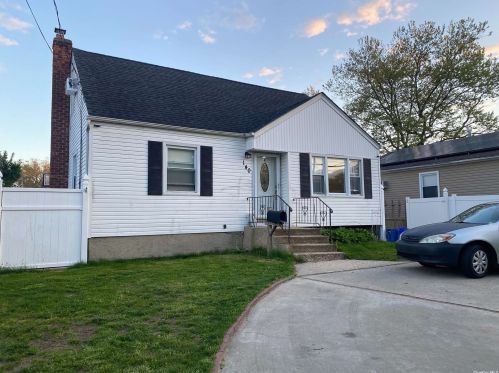 140 Arnold Ave, Babylon, NY 11704-7204