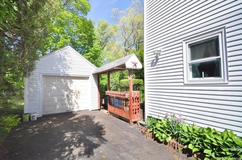 132 Walker St, Manchester, CT 06040-4332