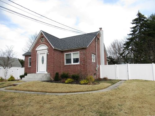 1261 Broadway Ave, Holbrook, NY 11741-5404