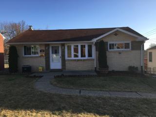 555 Charlotte Dr, Pittsburgh, PA 15236-2414