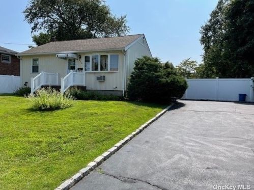 938 Putnam Ave, North Lindenhurst, NY 11757-2224