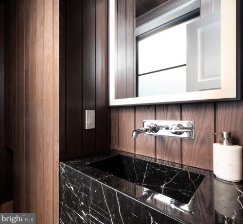 3302 Cleveland Ave, Washington DC 20008-3456 exterior