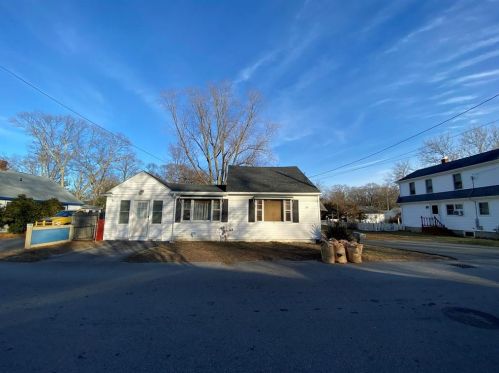 28 Bakers Creek Rd, Warwick, RI 02886-8925