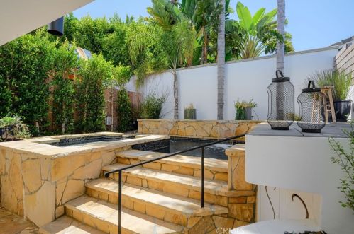 513 Dianthus St, Manhattan Beach CA  90266-6720 exterior