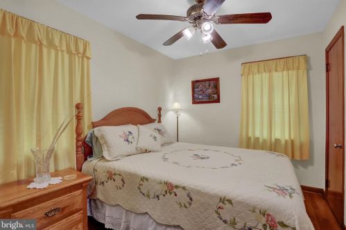 20 Lincoln Dr, Hanover PA 17331-4906 exterior