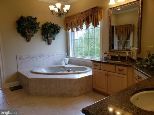 4260 Wyndemere Cir, Schnecksville PA  18078-3527 exterior