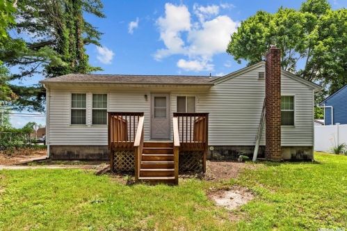 11 Lincoln Ave, Wheatley Heights NY  11798-4201 exterior