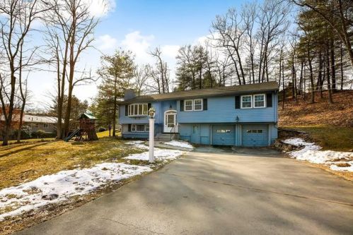 3 Bow St, Medfield, MA 02052-2119