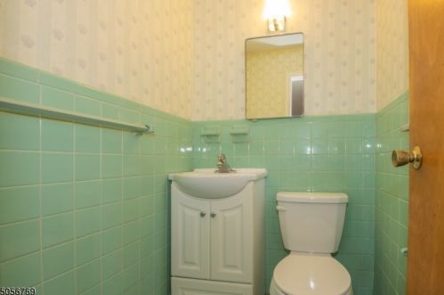 668 Long Hill Rd, Little Falls NJ  07424-2047 exterior