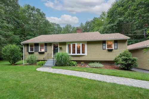 29 Royal Range Rd, Sandown, NH 03873-2129
