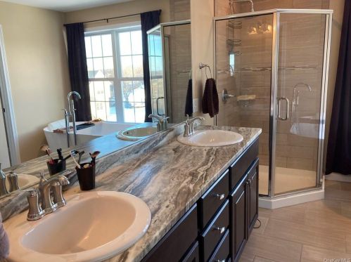 8 Summit Dr, Marlborough NY  12542-6408 exterior