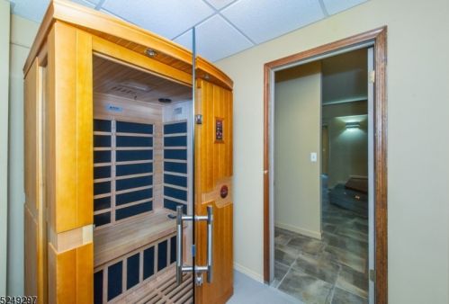 5 Round Hill Ter, Kinnelon NJ  07405-3217 exterior