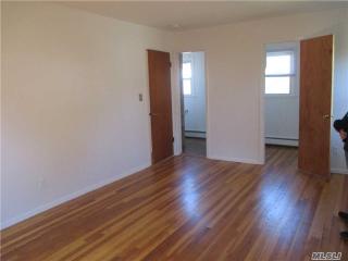 280 Thompson Shore Rd, North Hills NY  11030-2242 exterior