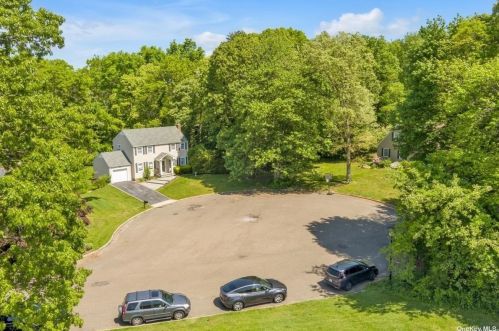 7 Pentagon Ct, Huntington Station, NY 11746-4353
