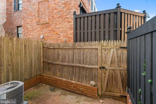 1030 31st St, Washington DC  20007-4405 exterior