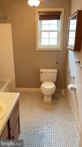 11 Cottage Ln, Columbus NJ  08022-1060 exterior