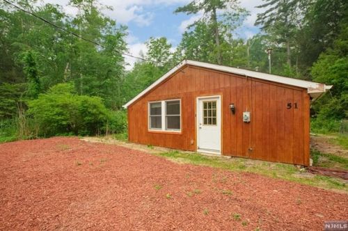 51 Pinecrest Trl, West Milford NJ  07480-1700 exterior