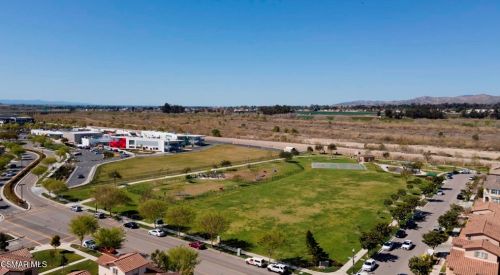 3204 Lisbon Ln, Oxnard CA 93036-7623 exterior