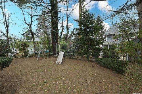 39 Elm St, Great Neck NY  11021-1940 exterior