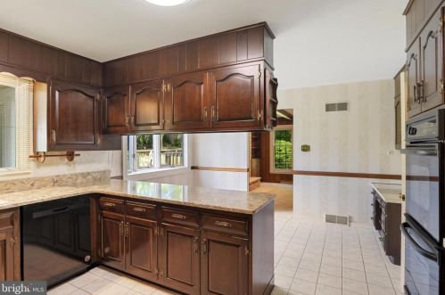 4351 Crestview Rd, Harrisburg PA 17112-2009 exterior