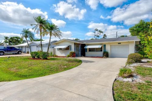 4815 Cortez Cir, Naples, FL 34112-3713