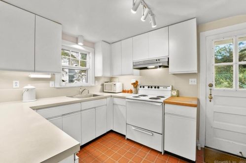 26 Un Ave, Norwalk CT 06851-3733 exterior