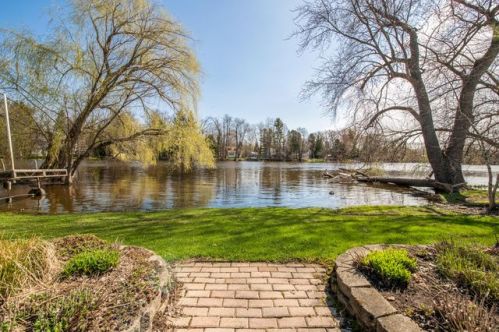 12614 Shoreland Pkwy, Thiensville, WI 53092-2409