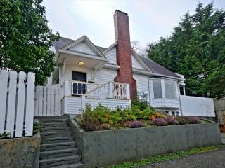 411 63rd St, Seattle, WA 98115-6540