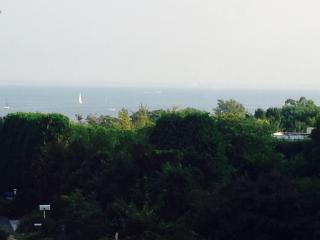 17 Bluewater Hl, Westport CT  06880-6503 exterior