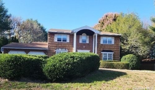 7 Maize Ct, Huntington Station, NY 11747-3225