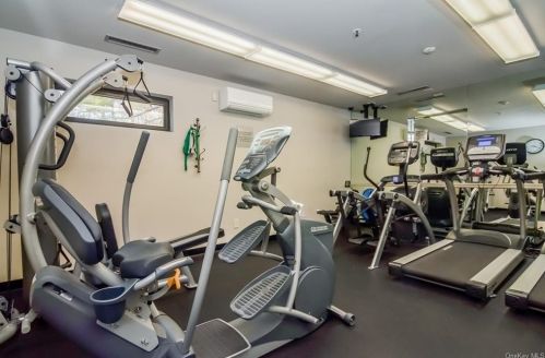 142 Stone Oaks Dr, Hartsdale NY  10530-1160 exterior