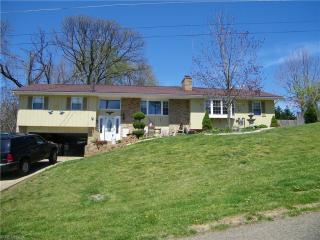 83 Watson Ln, Belpre, OH 45714-8004