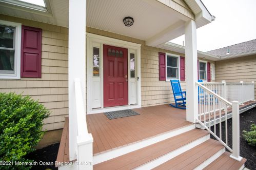 1 Yorke Dr, East Freehold, NJ 07728-3117