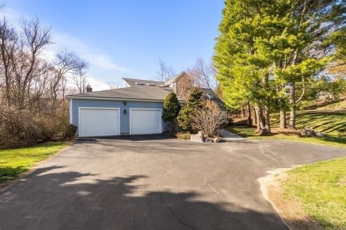 26 Fieldstone Ln, Natick MA 01760-5560 exterior