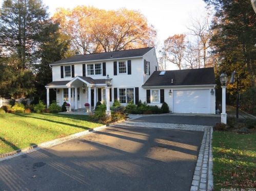141 Idlewood Dr, Stamford CT  06905-2407 exterior