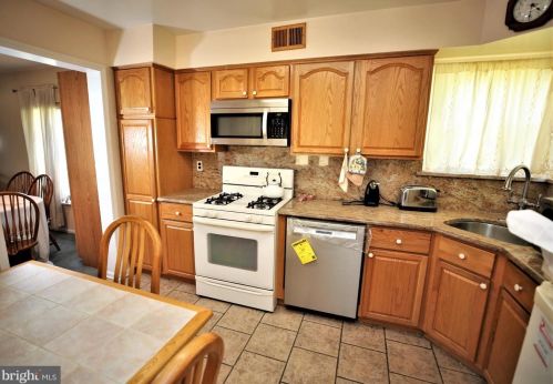 1 Allison Rd, East Windsor NJ  08520-2629 exterior