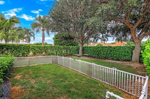 2142 Imperial Cir, Naples FL  34110-1037 exterior