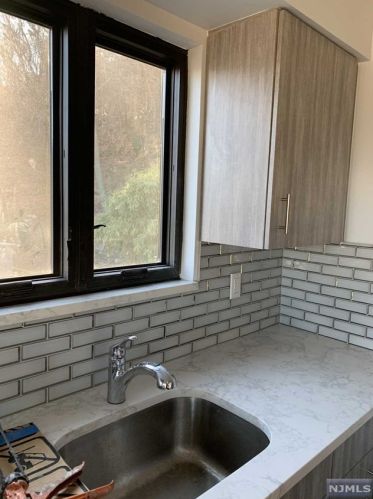 148 Undercliff Ave, Edgewater NJ  07020-1275 exterior