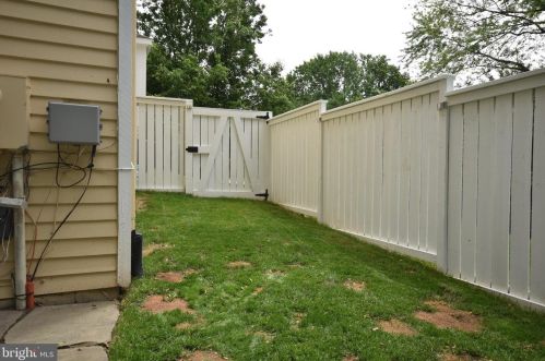 1630 Poplar Grove Dr, Herndon VA  20194-1738 exterior