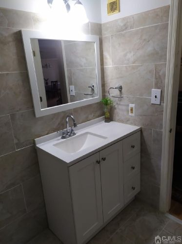 282 Alpine Way, Woodbridge NJ  07095-1482 exterior