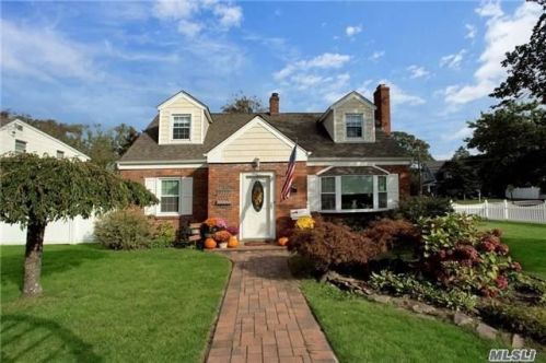 141 Ocean Ave, Islip Manor, NY 11751-4212