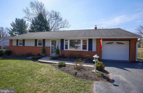 58 Hickory Ln, Bareville, PA 17540-1110