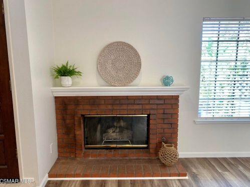 390 Country Club Dr, Simi Valley, CA 93065-7659