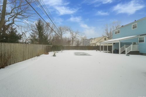 22 Ellen Pl, San Remo NY  11754-3606 exterior