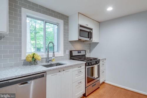 2308 Whitetail Ct, Herndon VA  20191-3018 exterior