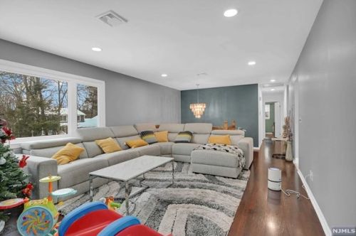 40 Carriage Ln, West Milford Lakes NJ  07480-1822 exterior