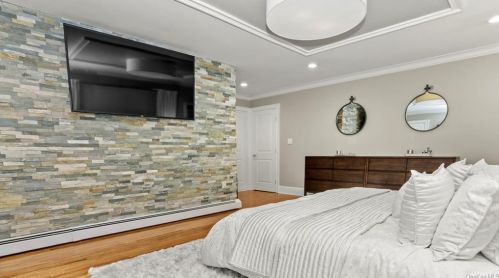 132 Woodland Dr, Pleasantville NY  10570-3612 exterior