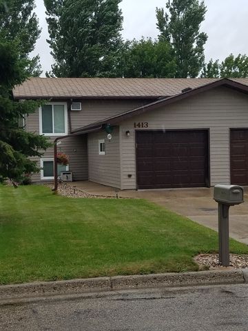 1413 7th Ave, Jamestown, ND 58401-2614