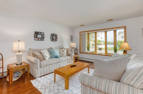 3 Short Ln, North Bellmore, NY 11710-4523
