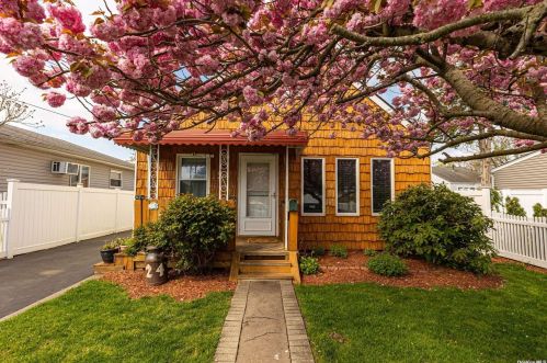 24 Marionette Walk, North Lindenhurst, NY 11757-6624